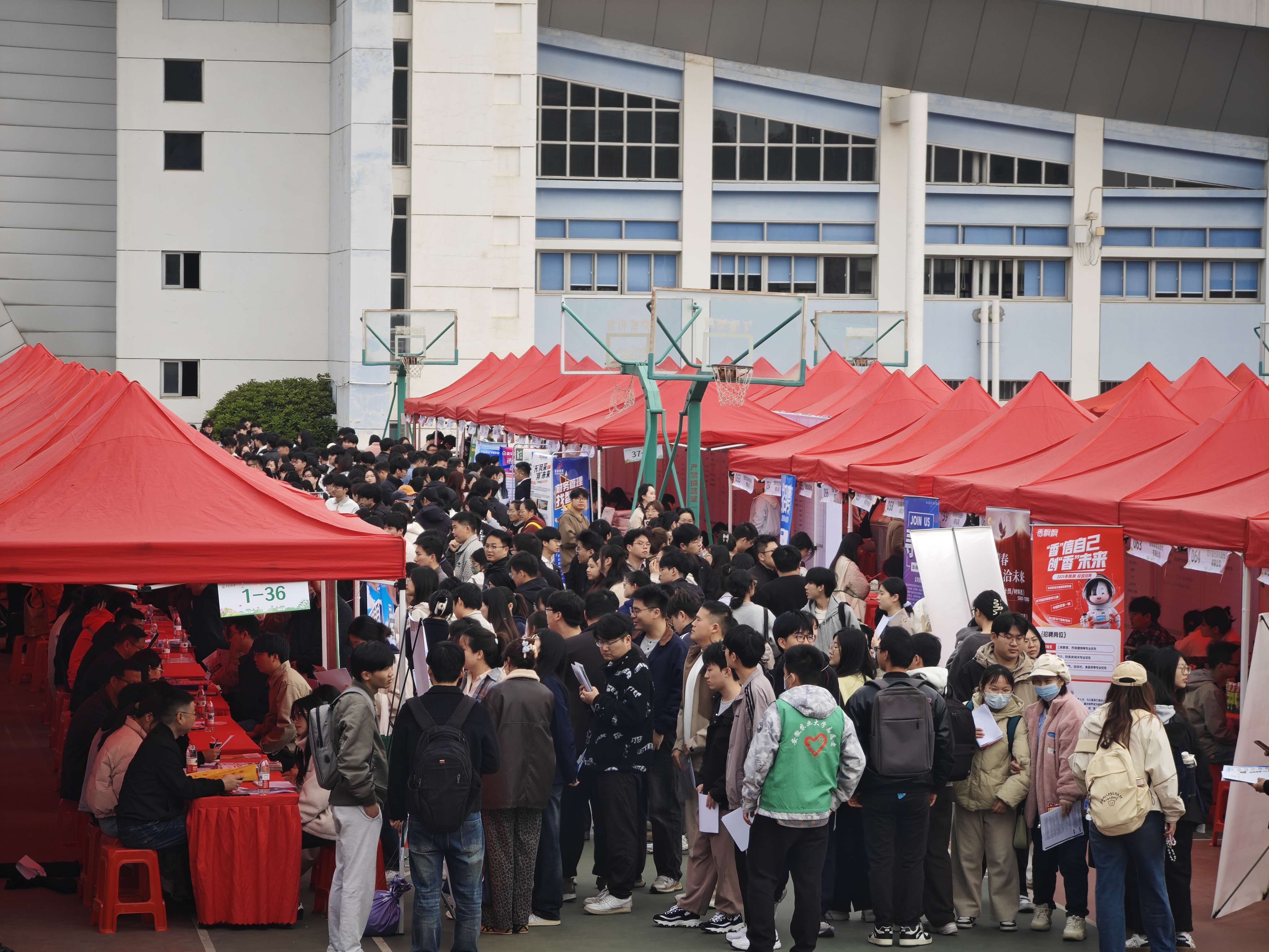 87978797威尼斯老品牌助力高校毕业生就业专场招聘会成功举办